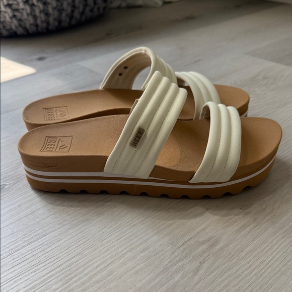 Reef Cream and Tan Cushioned  Comfort Slide Sandals Size 9 - Picture 2 of 13
